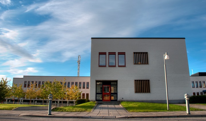 Exteriör av långhuset med en del av huset i förgrunden.