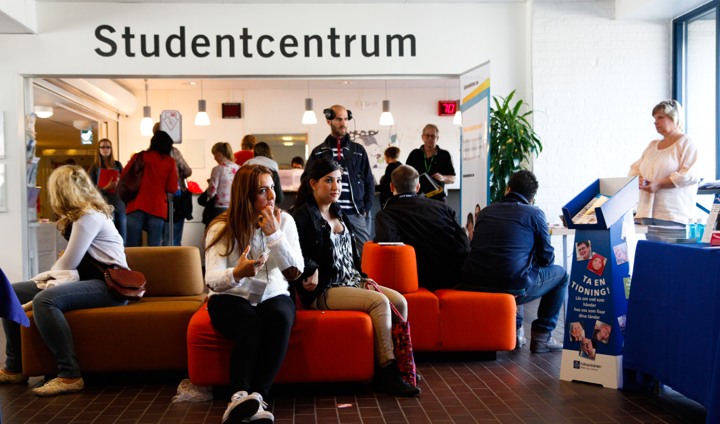 Studenter samlade i Långhuset