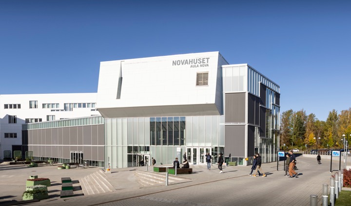 Exteriör av Novahuset med universitetsplatsen i förgrunden.