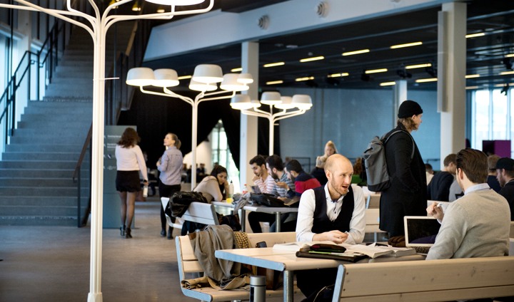 Interiör från Nova med studenter som sitter och pluggar vid bord.