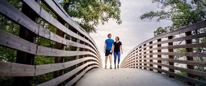 Två studenter på en bro