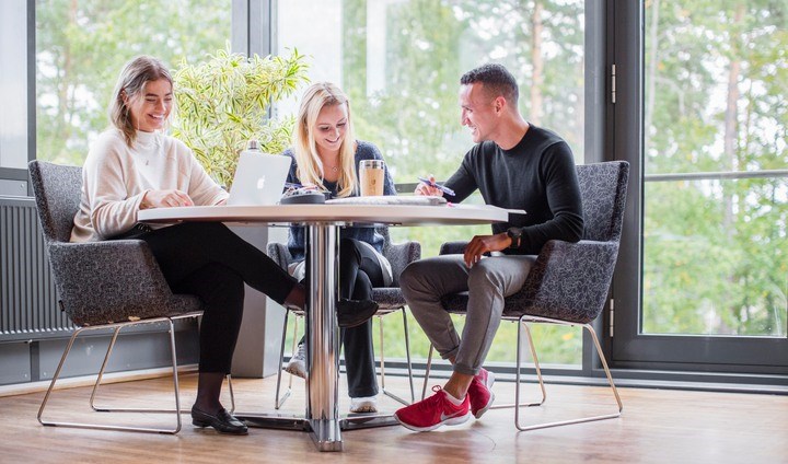 Studenter i biblioteket