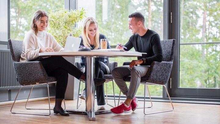 Studenter tillsammans runt ett bord.