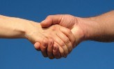 Ett handslag mellan två händer