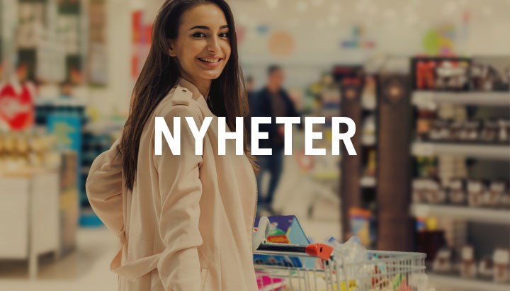 En kvinna handlar i en butik och texten Nyheter.