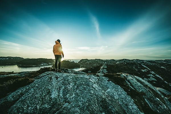 En man blickar ut över bergen