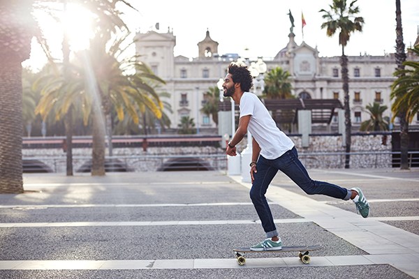 Man som åker skateboard