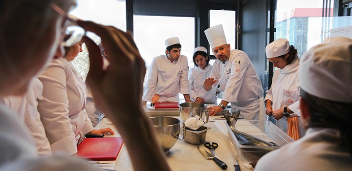 Kockar har möte i en restaurang