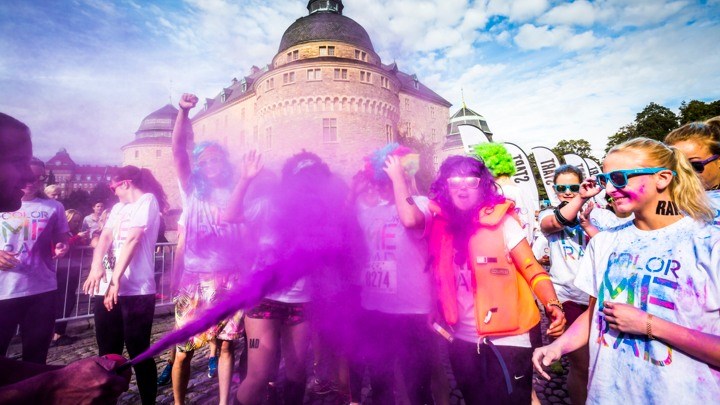 Students in color run in front om Örebro Castle
