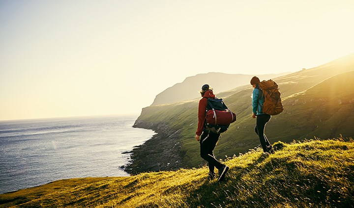 Ett par vandrar mot havet