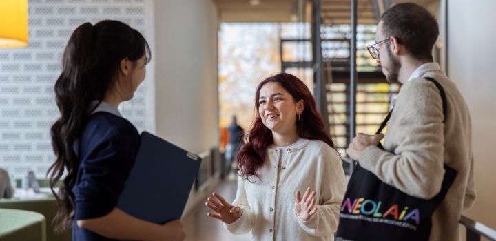 NEOLAiA-studenter pratar