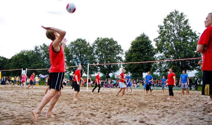 Student spelar beachvolleyboll