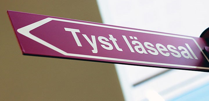 Skylt med texten tyst läsesal