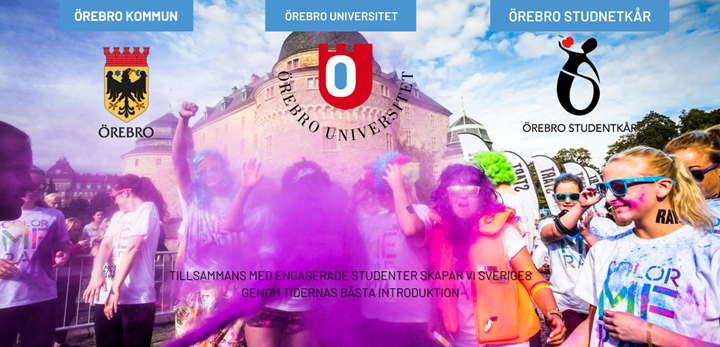 En fadder står med armarna utåt framför Örebro slott.