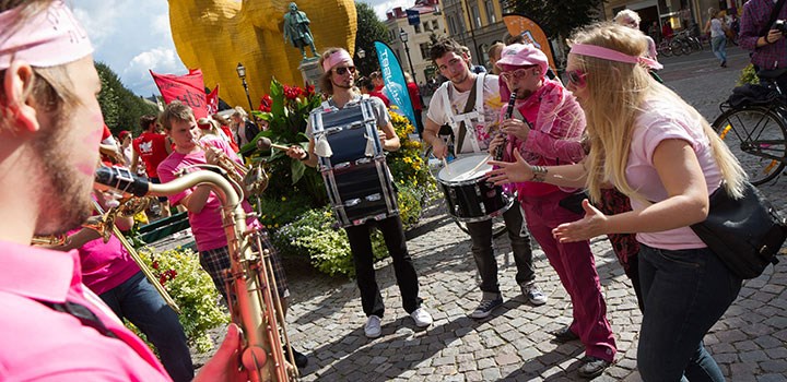 Qultura står i grupp och spelar musik
