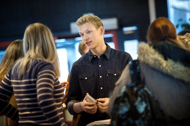 Student som pratar inför andra studenter