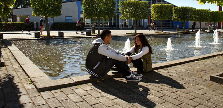 Två studenter som sitter och pratar.