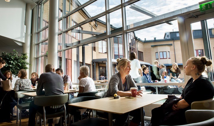 Studenter som sitter i restaurangmiljö