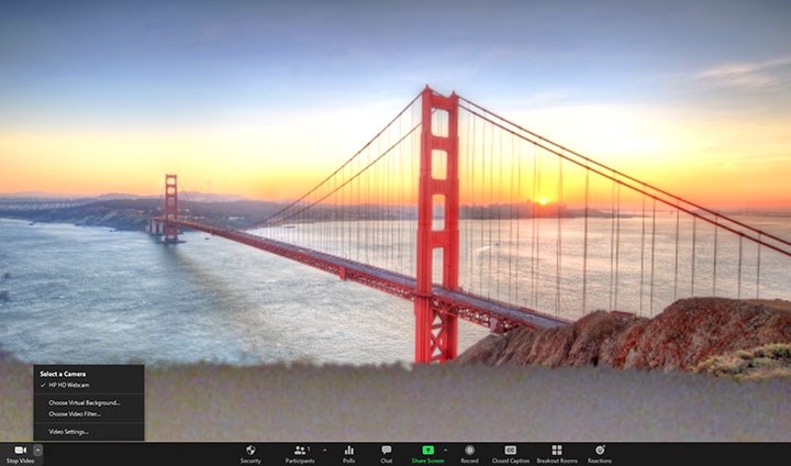 Bild på en generell bakgrund som finns att välja i mötesverktyget Zoom. Bakgrunden är en stillbild på Golden Gate Bridge i USA.