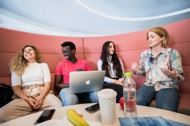 Studenter sitter i soffan och diskuterar