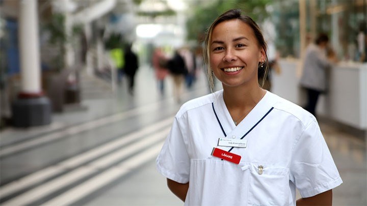 Några läkarstudenter övar på en docka i kliniskt träningscentrum på Campus USÖ.