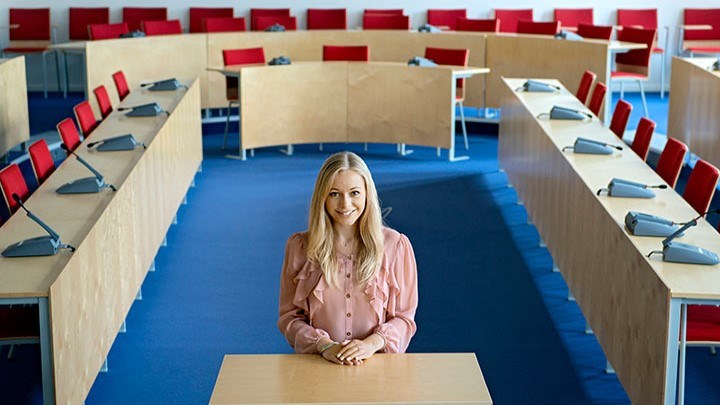 En person står ensam i en träningsrättssal på Campus Örebro.