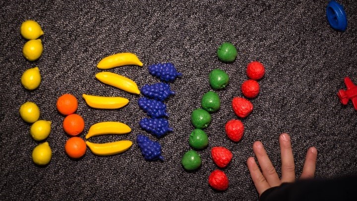 Plockmaterial för matematikundervisning och en barnhand