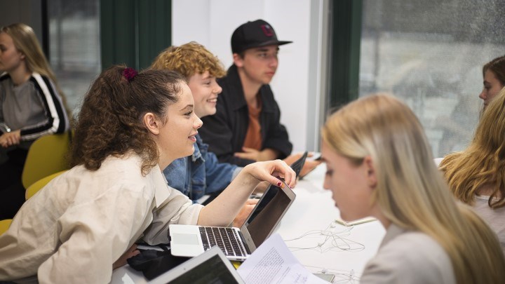 Gymnasielever i klassum