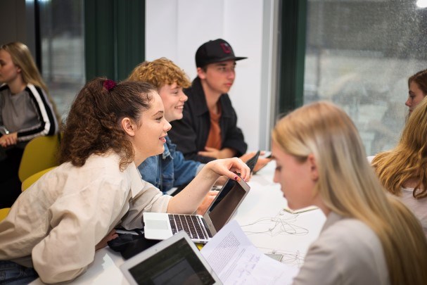 Gymnasieelever i klassum