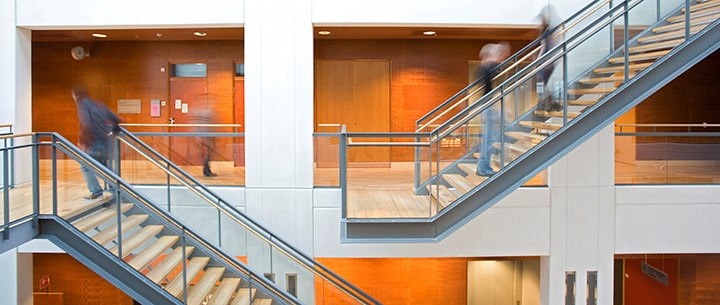 Trappor där människor går