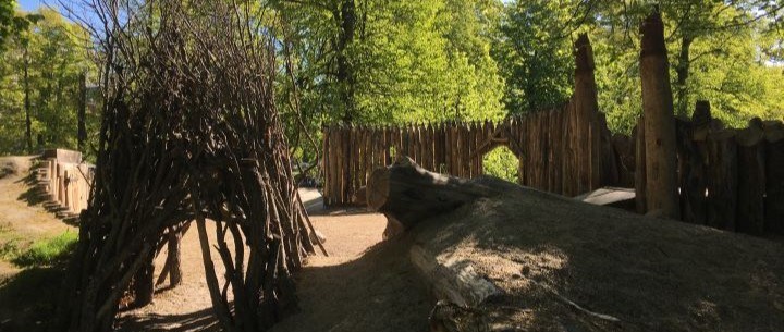 Lekplats i parkmiljö