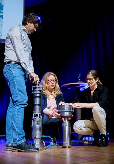 Steffen Keiter, Anna Kärrman and Anna Rotander demonstrate how the pump filtering water works.