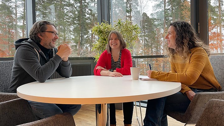 Steffen Keiter, Jana Geuer och Manon Fallet sitter runt ett bord och pratar.