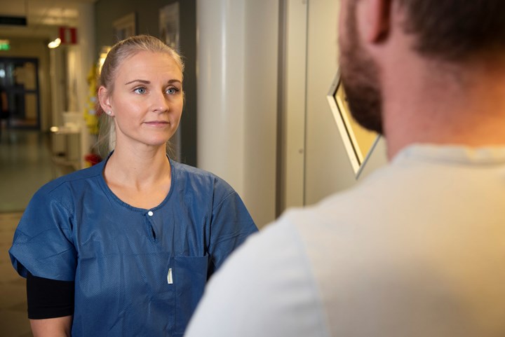 Bilden föreställer ett patientmöte mellan en kvinna och en man.