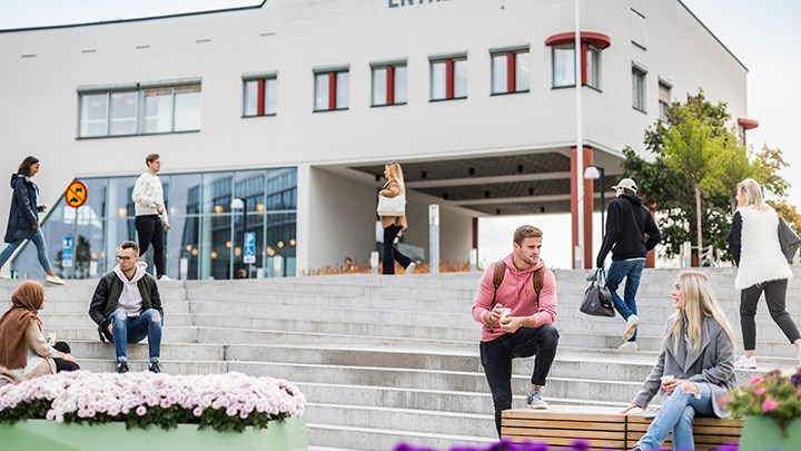 Studenter utanför Novahuset på Campus Örebro.