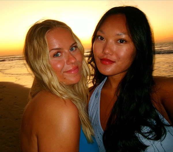 Elin Huss och Sabina Risberg i en solnedgång i Gambia.