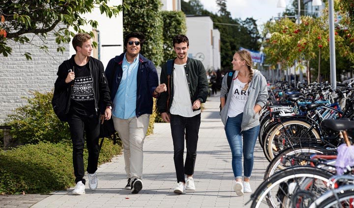 students walking by LÄnghuset