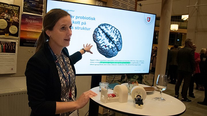 Julia Rode pekar på en skärm med en hjärna på.