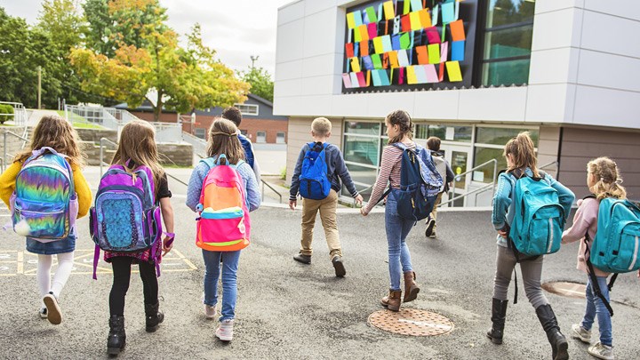 Skolelever på skolgård,