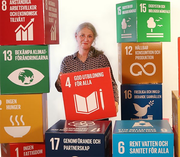 Ann Öhman bland kuber med FN:s globala mål för hållbarhet.