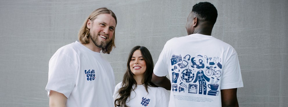 Tre studenter på Örebro universitet i matchande vita t-shirts.