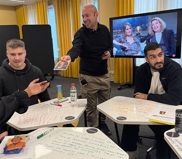 Studenter och Henric Bagerius i en läraktivitet på Örebro universitet