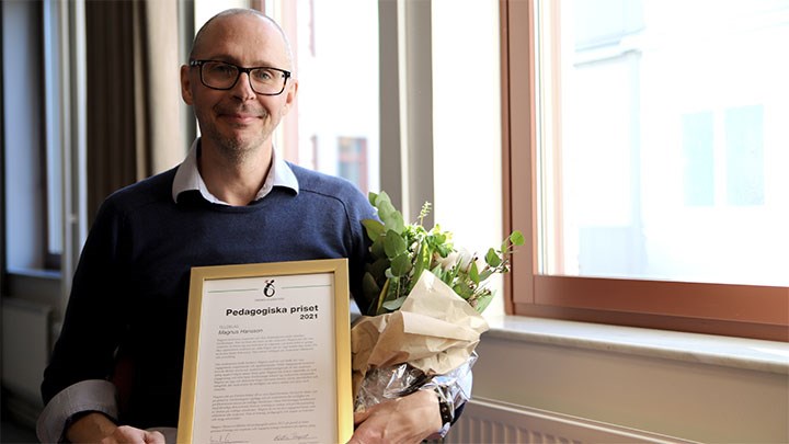 Magnus Hansson med blommor och diplom. 