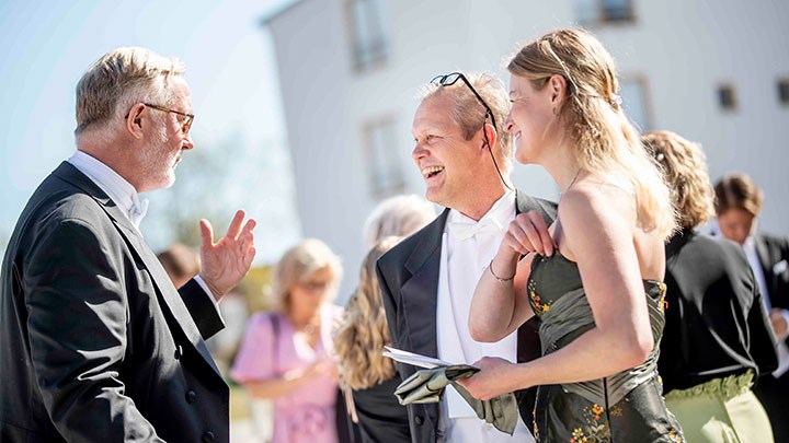 Johan Pehrson, Joakim Larsson och Johanna Näslund utanför Aula Nova