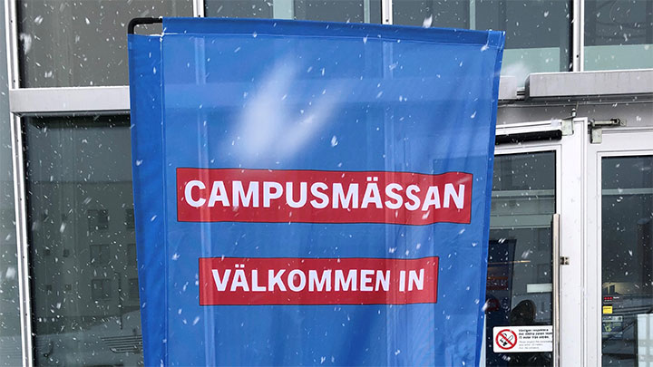 Flagga där det står Välkommen till Campusmässan